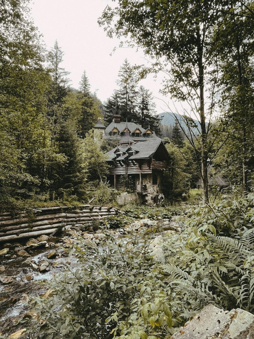 Historic Pyrest Alquinthorin Lodge